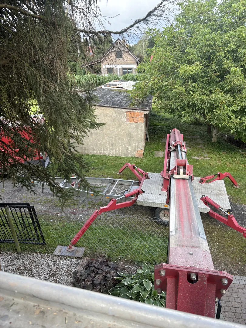 Podnośnik koszowy rozstawiony przy budynku